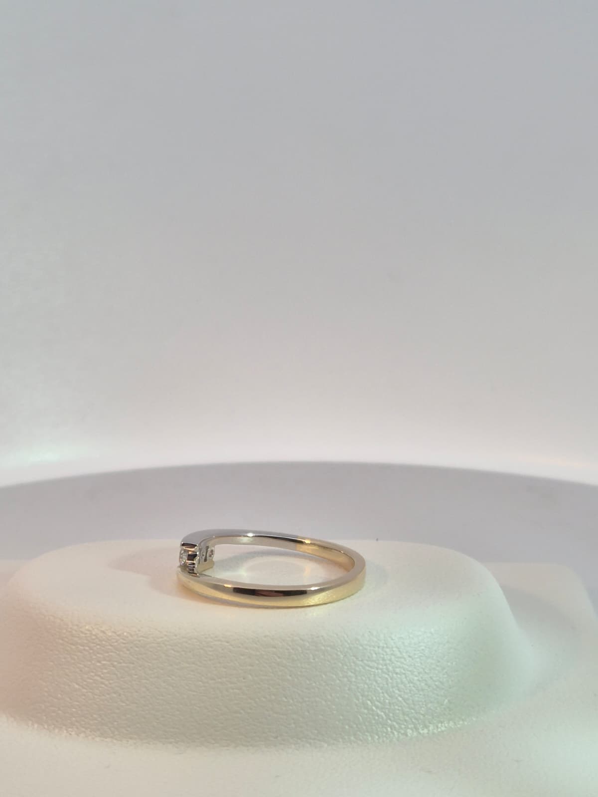 9ct Bi-tone Yellow and White Gold 3 Diamond Ring - Image 2