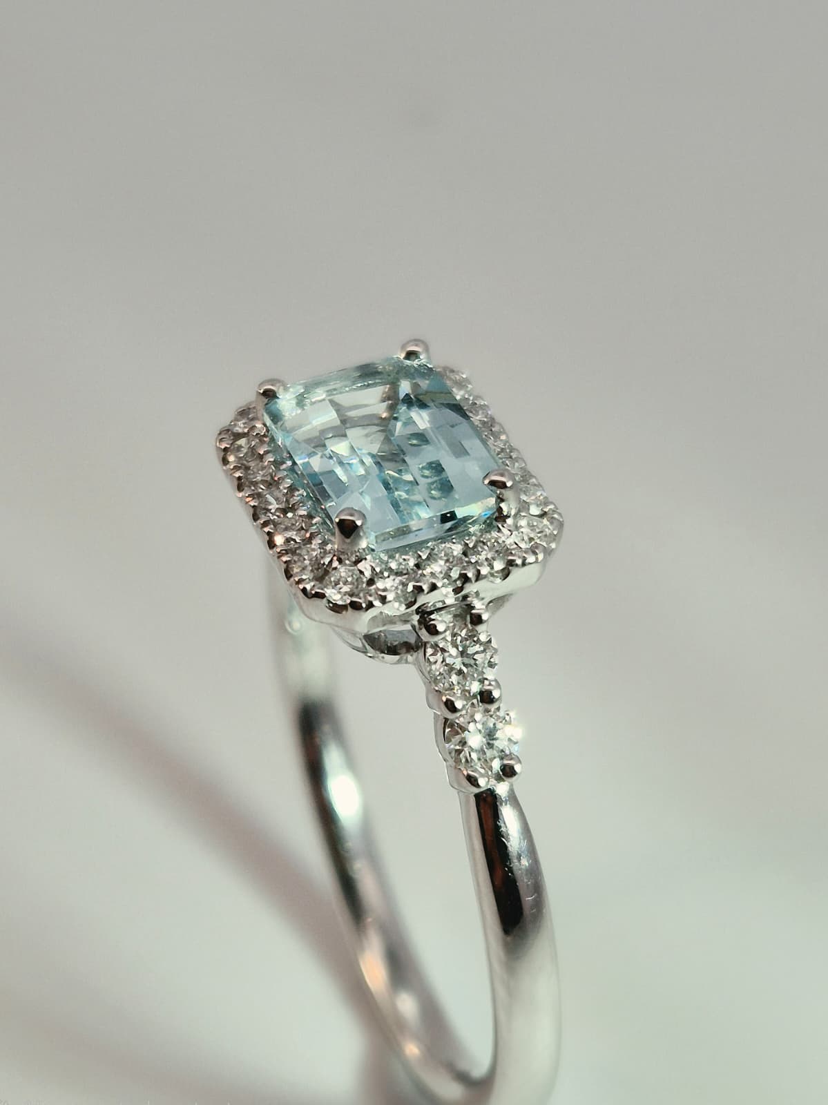9ct White Gold Aquamarine and 0.98ct Diamond Ring - Image 3