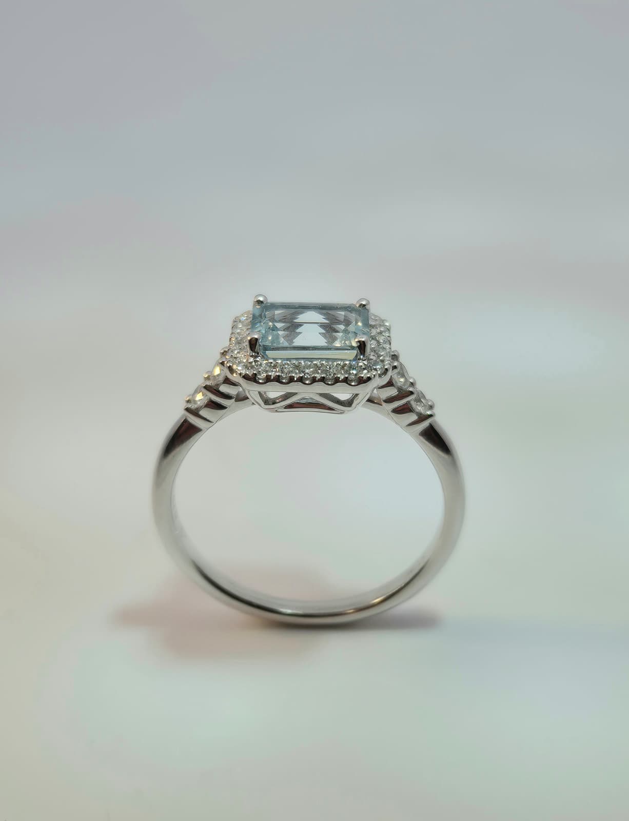 9ct White Gold Aquamarine and 0.98ct Diamond Ring - Image 2